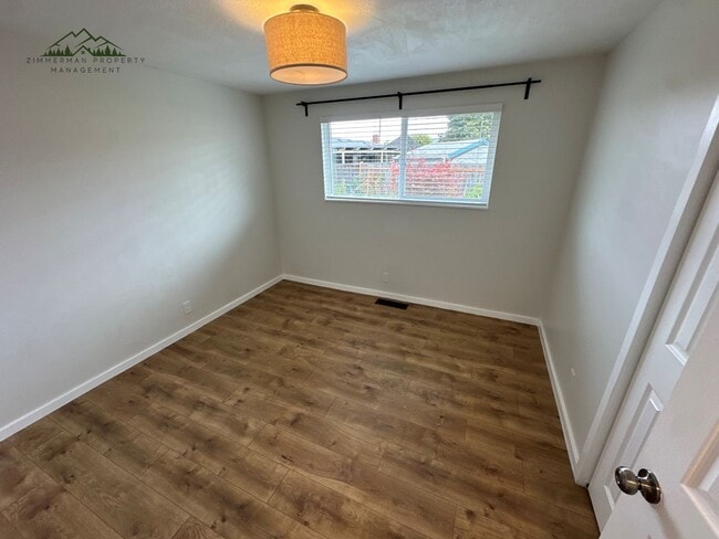 Building Photo - Fully Updated 3 Bedroom 1 Bathroom