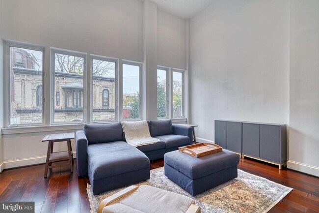 Building Photo - 12 E Mt Vernon Pl