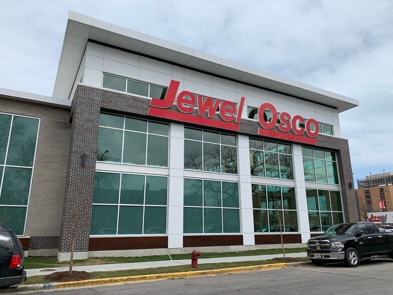 Just a few steps away from shopping - 6110 S Evans Ave