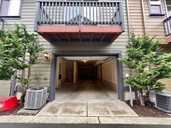 Building Photo - 2 Bed Townhouse with Two Master suites- Ne...