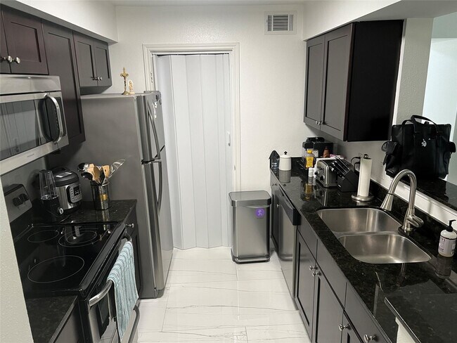 Building Photo - 2425 NW 33rd St