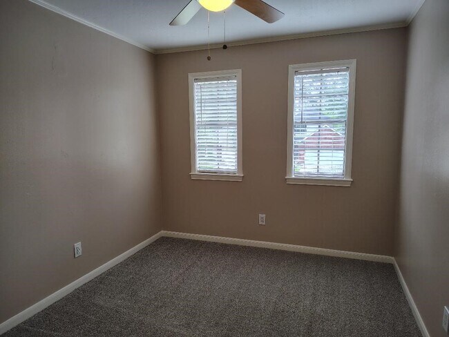 Building Photo - 2823 Whitman Dr