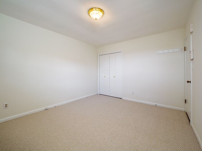 Building Photo - 2702 Navarre Dr