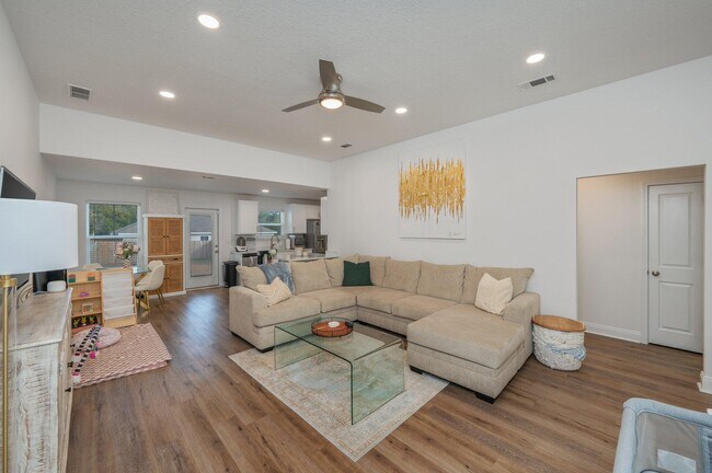 Building Photo - 691 S 11th St