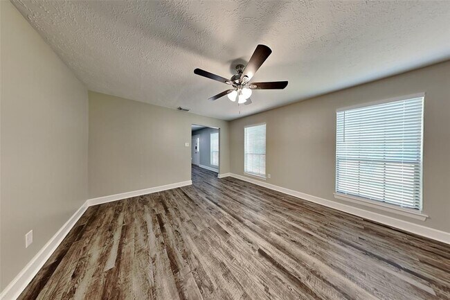 Building Photo - 2818 Silver Falls Dr
