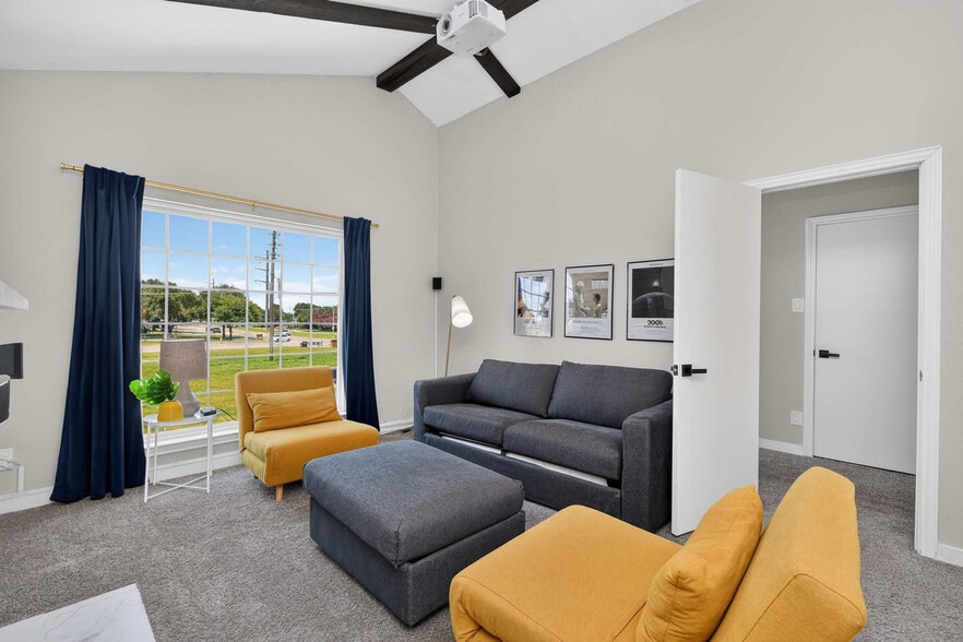 Building Photo - 1205 Hillsdale Dr
