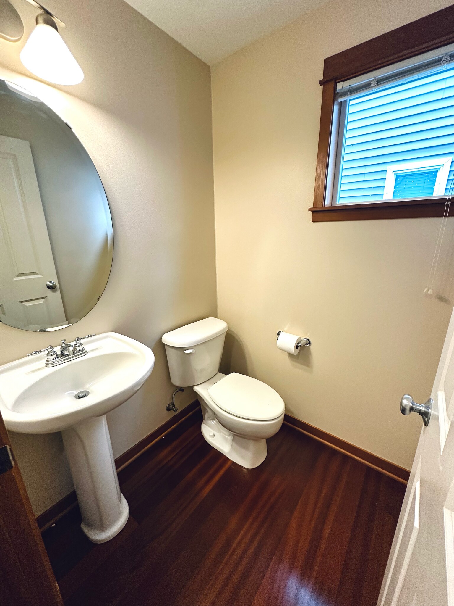 Main floor - Bathroom - 9025 18th Ave SW