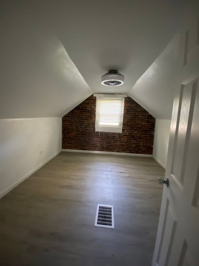 Building Photo - Charming 3 Bedroom Home!