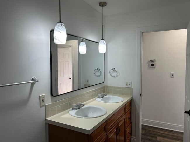 Building Photo - 12757 De Cook Dr