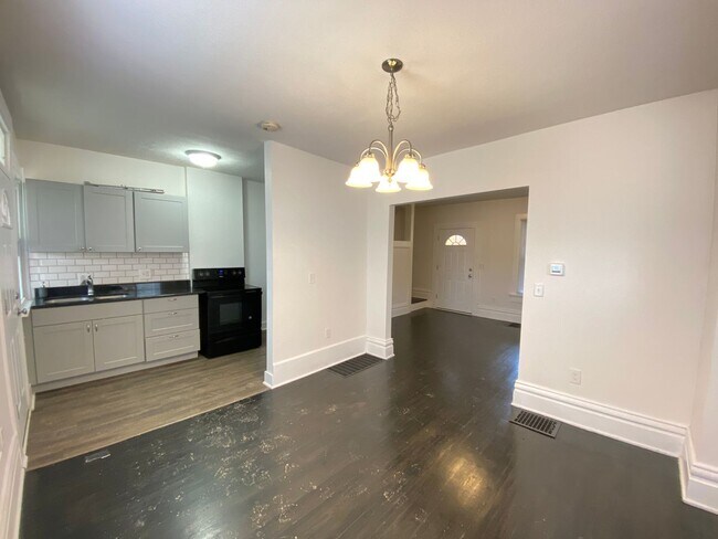 Building Photo - E Hudson St 163-167 NSLLC