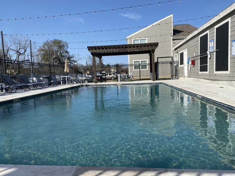 Pool - Bay Park Apartments