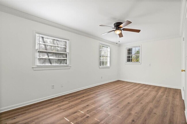 Building Photo - 5213 Pineview Ln S