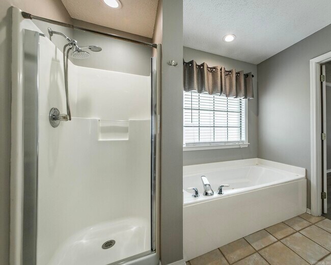 Building Photo - 216 Chantilly Cir