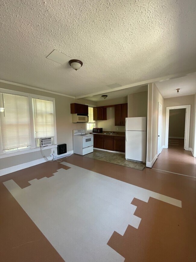 Building Photo - Ready for immediate move in ! 1/1 in Babso...