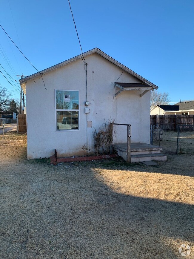 Building Photo - 2319 Axtell St