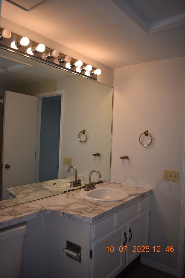 Building Photo - Updated 3 Bed Littleton Townhome