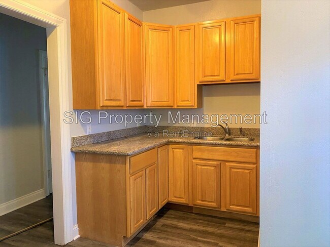 Building Photo - 731 S Chevy Chase Dr