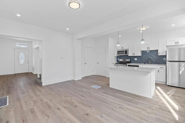 Building Photo - Newly renovated! Available August 1st 2027