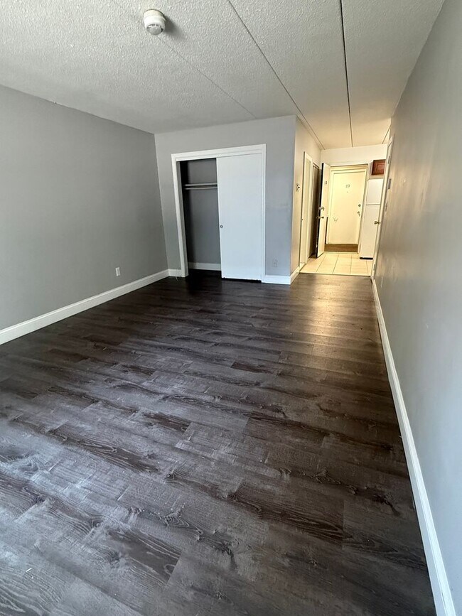 Building Photo - Rarely Available Studio