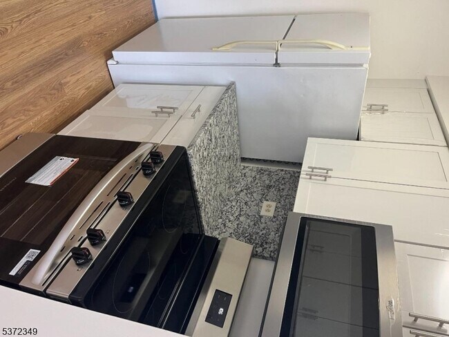 Building Photo - 300 Main St