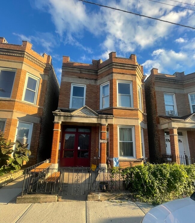 Building Photo - 2107 W Coulter St