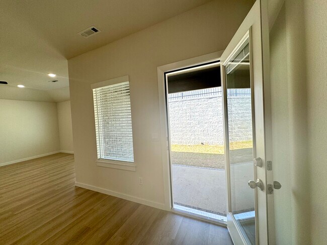 Building Photo - 5382 Selah St