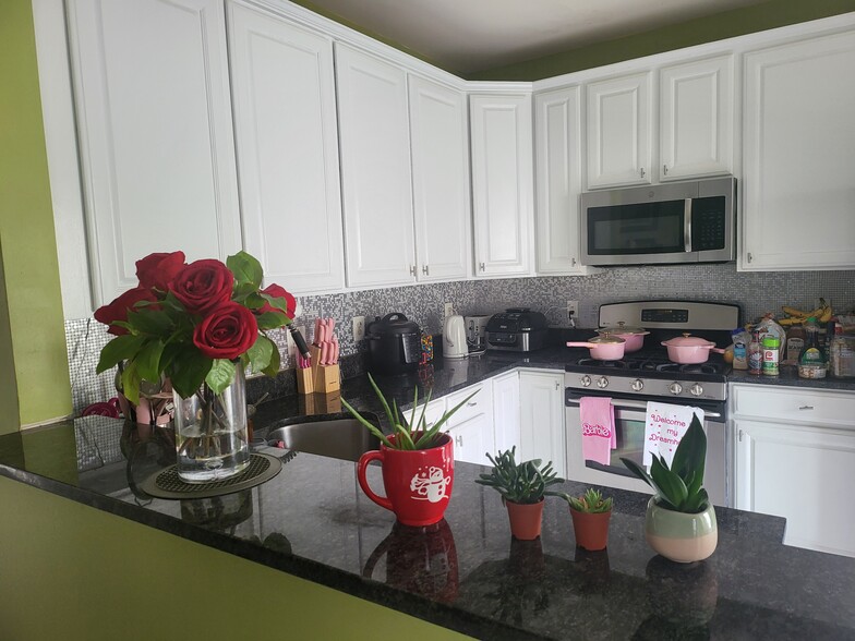 Kitchen - 4456B Beacon Grove Cir
