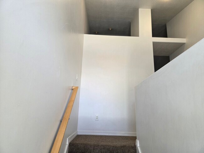Building Photo - 212 Lyman Ln