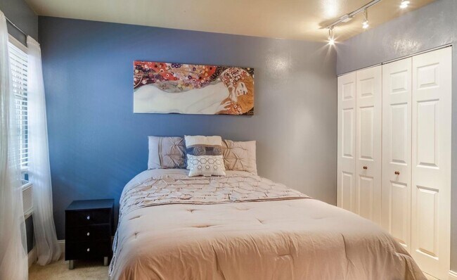 Building Photo - Pool-Side Condo in a Gated Community in Mapleton Hill!