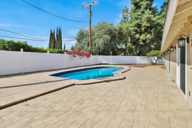 Building Photo - 8601 Santa Susana Plz