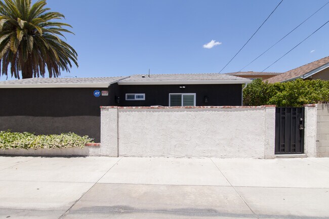 Building Photo - 3920 W Clark Ave