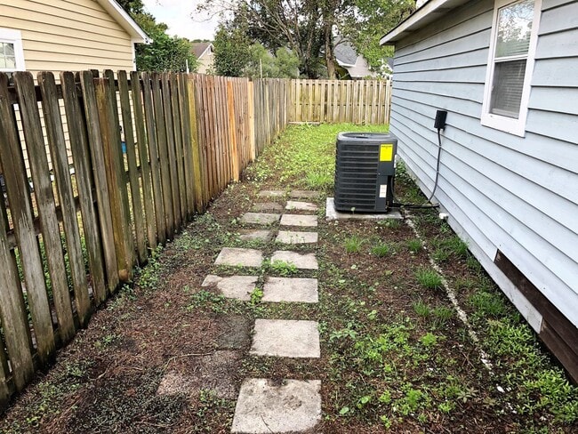 Building Photo - Great Bungalow in 28409! 2 Bed / 2 Bath