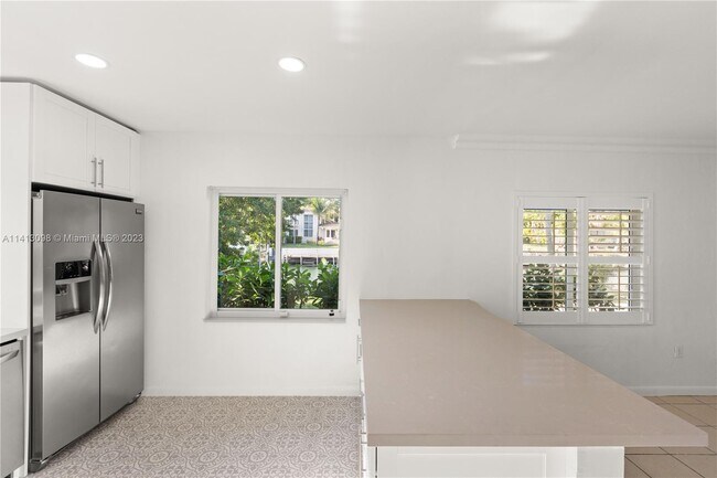 Building Photo - 601 Vilabella Ave