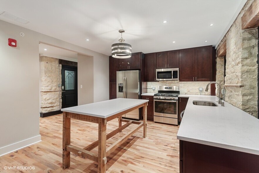 Kitchen - 220 E Illinois St