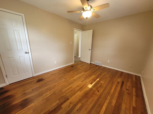Building Photo - 2 Bedroom, 1 Bathroom Home 5 Minutes from ...
