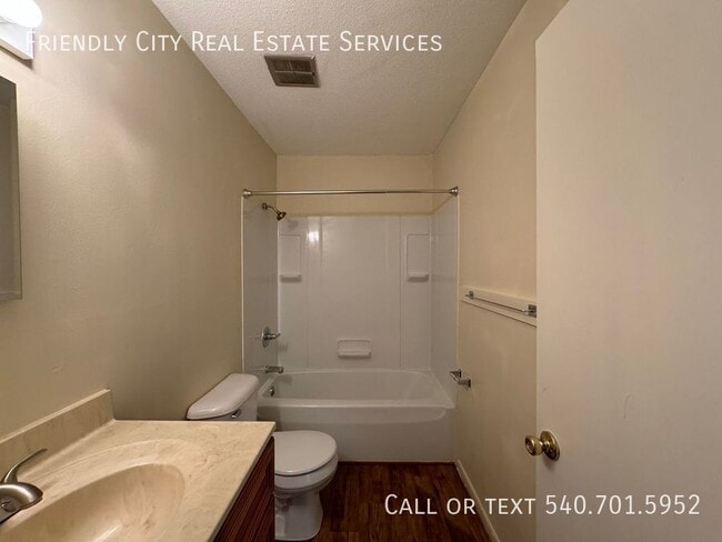Building Photo - 1E Holly Ct-