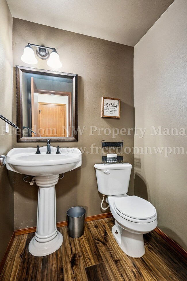 Building Photo - 704 Evergreen Place