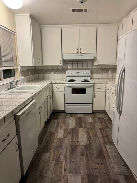 Building Photo - 13806 Red Hill Pl