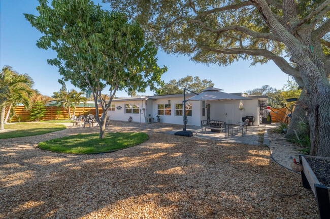 Building Photo - 415 N Shore Dr