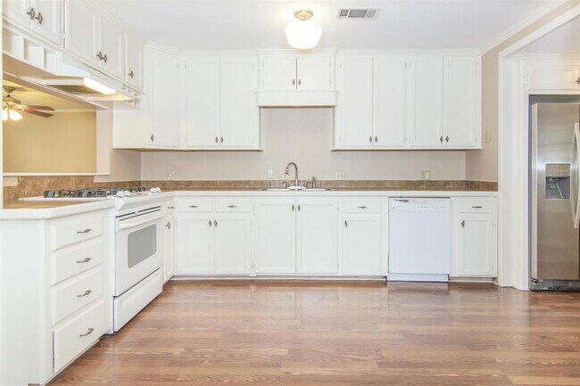 Building Photo - 1607 Libbey Dr