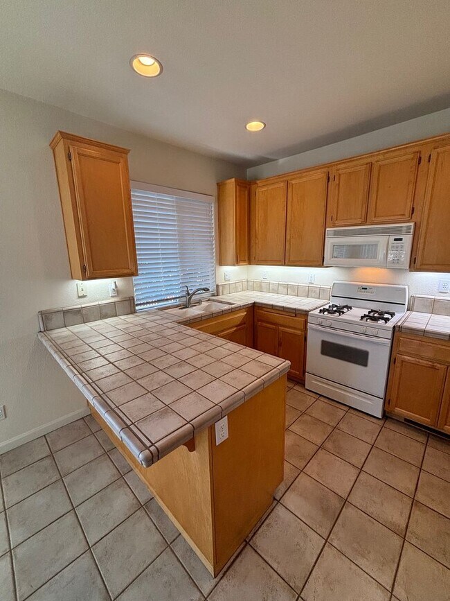 Building Photo - 4 bedroom 2.5 Bathroom Skyhawk Single Fami...