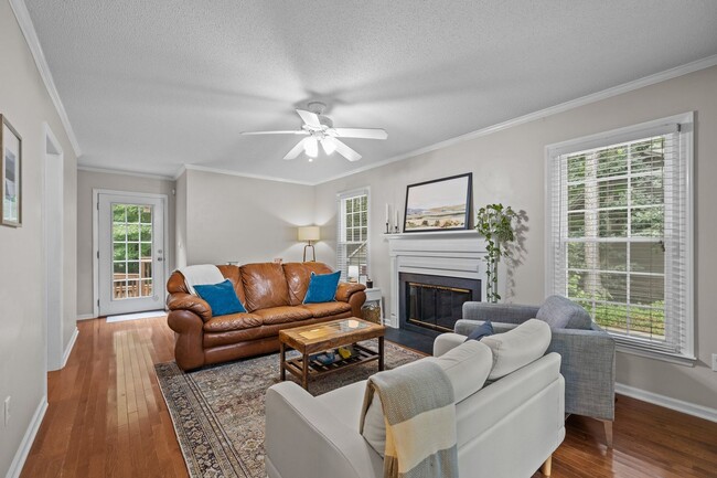 Building Photo - Gorgeous 3 Bedroom Traditional Home Locate...
