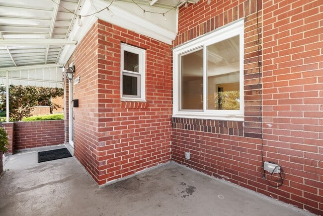 Building Photo - 3Bd/1.5 Bath Home -- IRRESISTIBLE PROMOTION if a lease is signed for 1/1/2025!