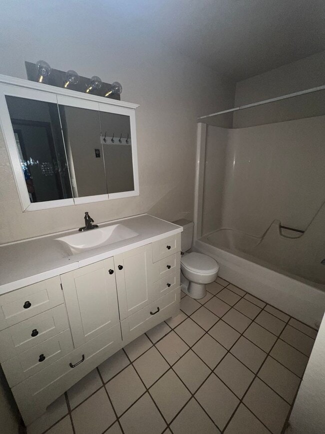 Building Photo - RENT REDUCED~Large 3 Bed/2 Bath HOUSE in E...
