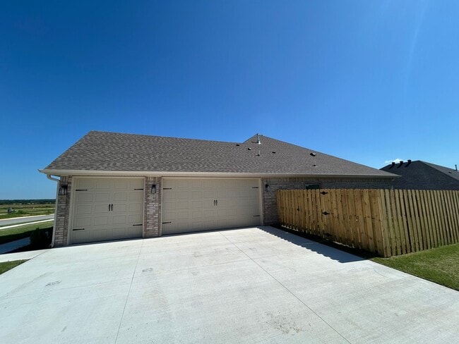 Building Photo - Beautiful Bentonville Home! 4 Bedrooms, 2....