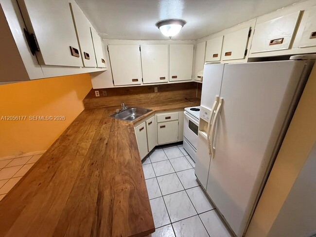 Building Photo - 2560 W 53rd St