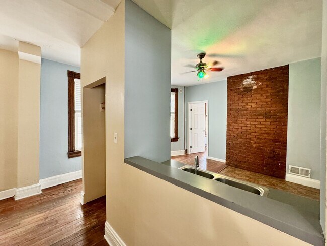 Building Photo - 4 Bed/2 bath UC Rental On Victor + Parking...