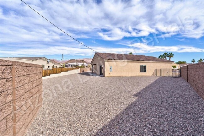 Building Photo - RV GARAGE HOME