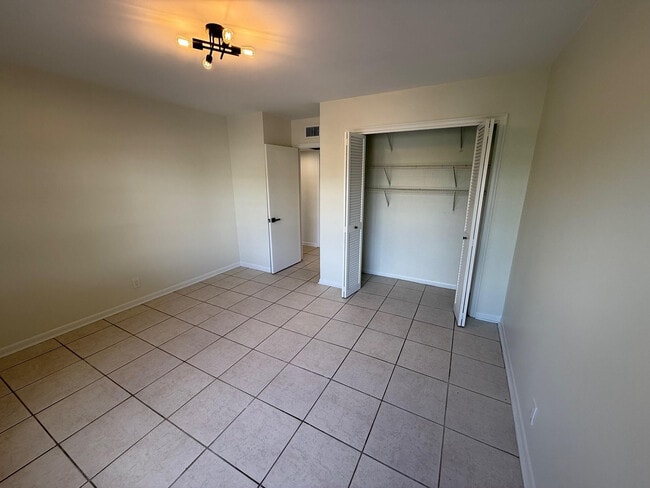 Building Photo - 1950 N Andrews Ave