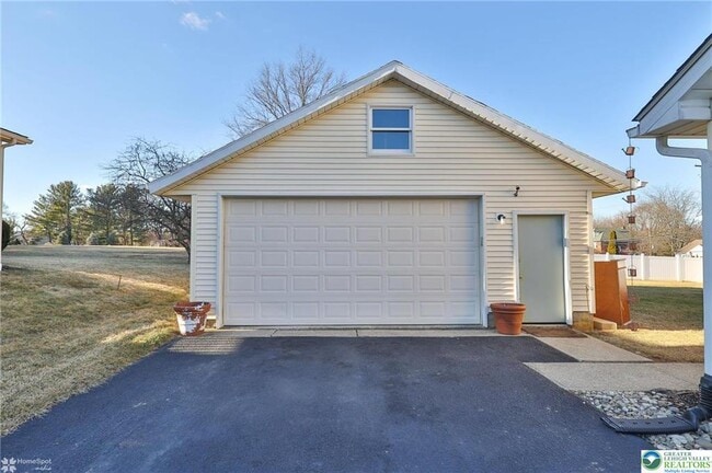 Building Photo - 2811 Kingsview Ave